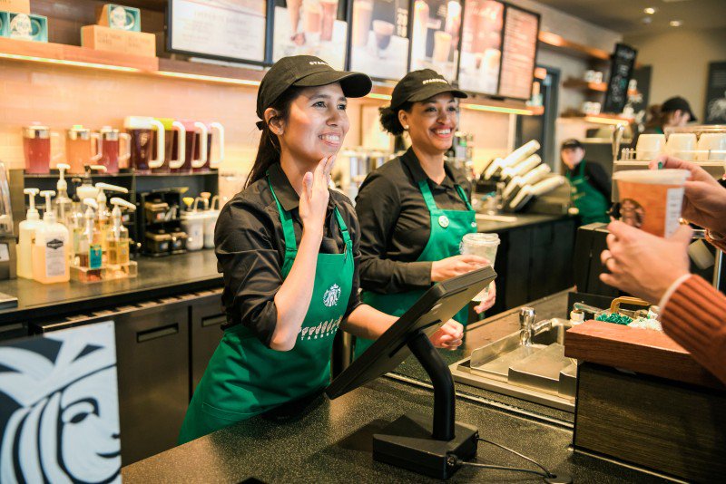 Nhân viên Starbucks ứng xử trên mạng xã hội như thế nào?