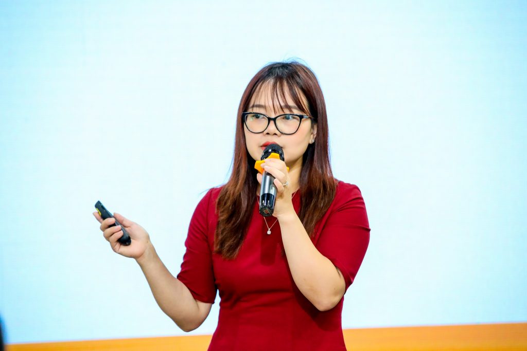 Phó Giám đốc Blue C, bà Nguyễn Mai Phương với phần chia sẻ mang tính ứng dụng cao. (Ảnh: Người CMC)